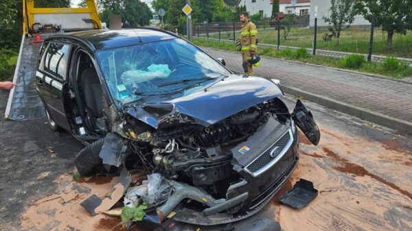 Wypadek w Popielowie. Kierowca stracił panowanie nad autem. Ford zakończył jazdę na drzewie