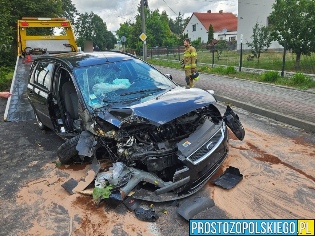 Wypadek w Popielowie. Kierowca stracił panowanie nad autem. Ford zakończył jazdę na drzewie
