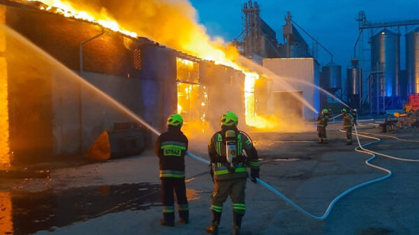 Nocny pożar gospodarstwa w Jamach. Spłonęła stodoła, maszyny rolnicze i zapasy siana