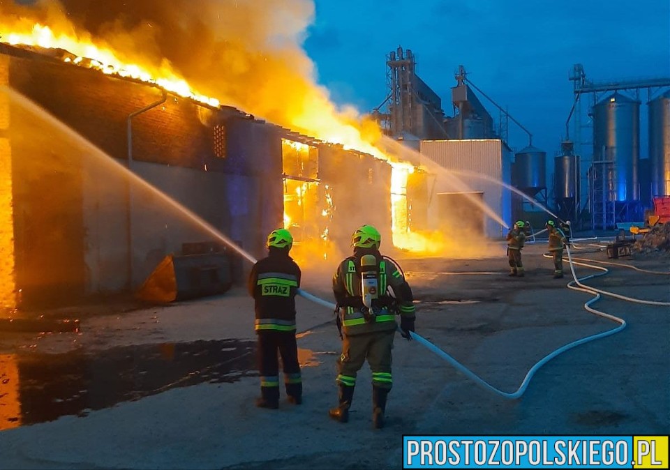 Nocny pożar gospodarstwa w Jamach. Spłonęła stodoła, maszyny rolnicze i zapasy siana