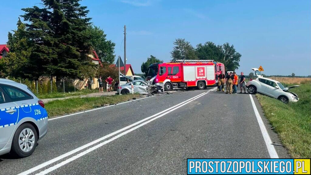 Wypadek na DK11 w Kostowie. Zderzyły się trzy pojazdy, trzy osoby trafiły do szpitala