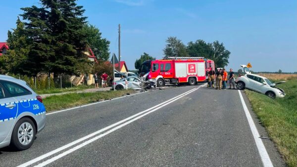 Wypadek na DK11 w Kostowie. Zderzyły się trzy pojazdy, trzy osoby trafiły do szpitala