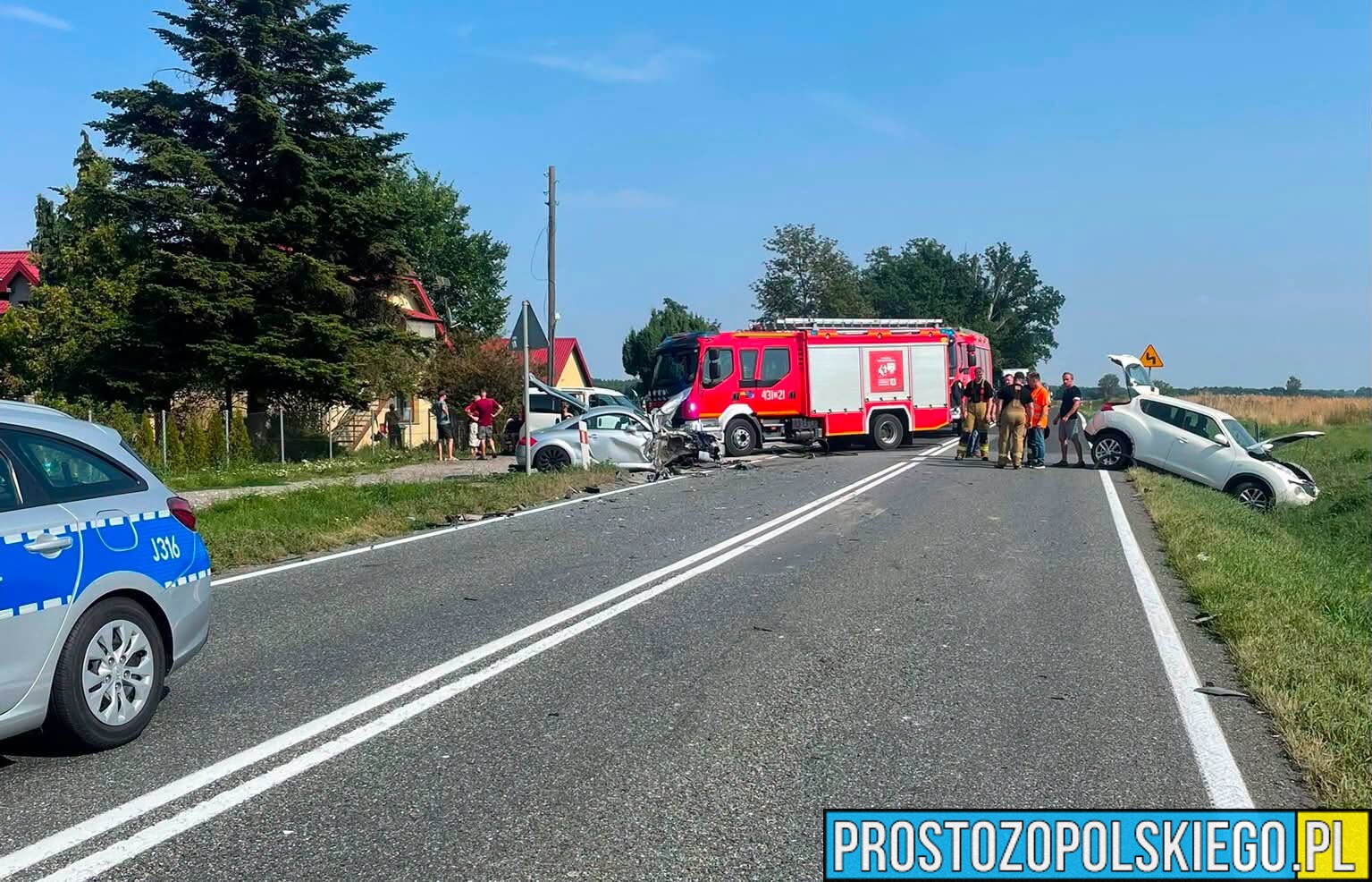Wypadek na DK11 w Kostowie. Zderzyły się trzy pojazdy, trzy osoby trafiły do szpitala