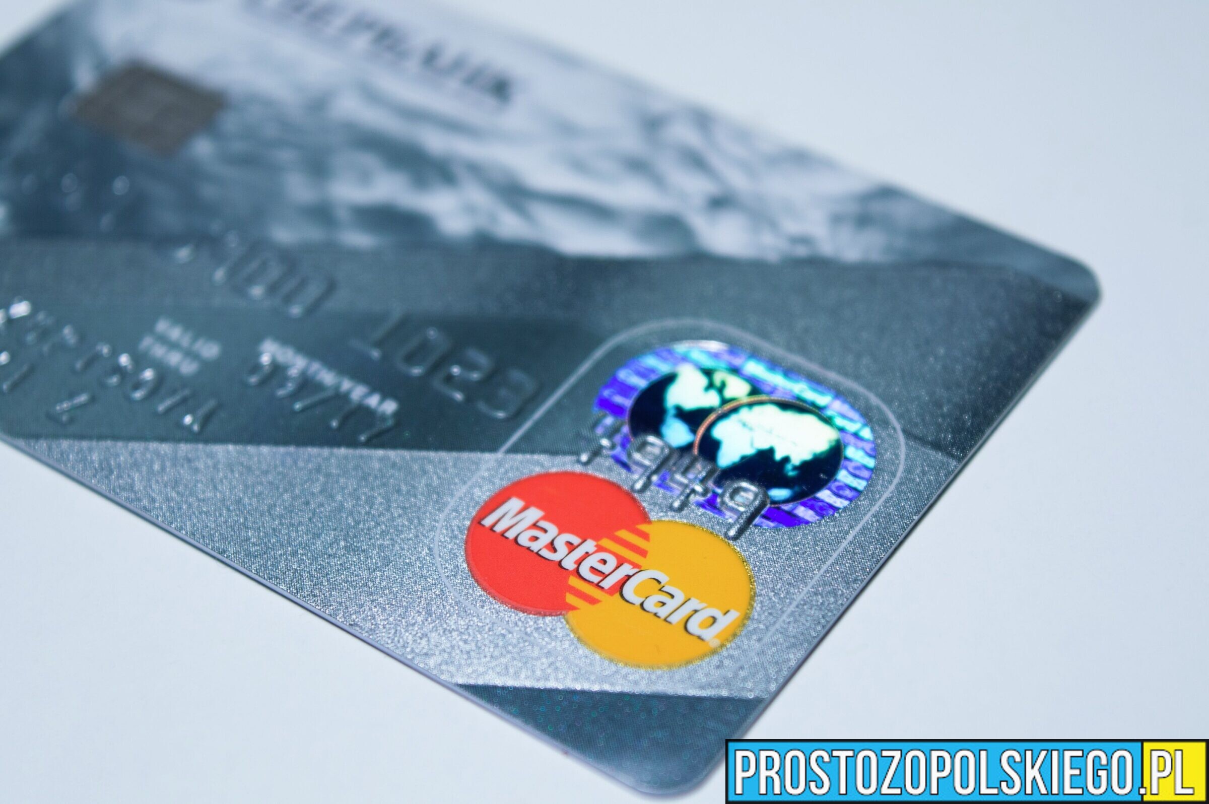 Karta kredytowa z&nbsp;limitem a&nbsp;pożyczka online – czym się różnią?