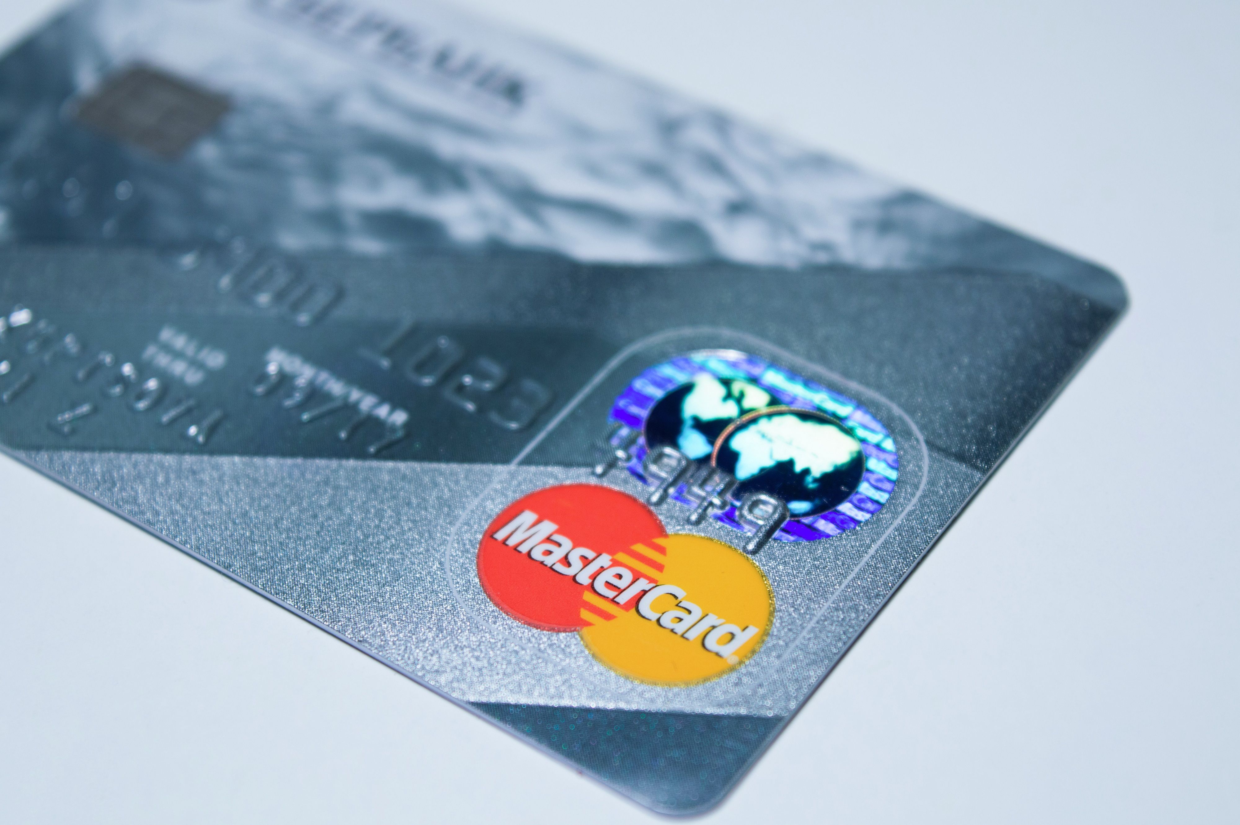 Karta kredytowa z limitem a pożyczka online – czym się różnią?