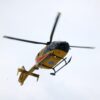 W niedzielę, 5 lipca, o godzinie 19:03 służby ratunkowe otrzymały od operatora numeru alarmowego 112 zgłoszenie o wypadku z udziałem quada w miejscowości Dobrzyń w powiecie brzeskim. Ze wstępnych informacji wynika, że kierujący quadem z nieustalonych dotąd przyczyn stracił panowanie nad pojazdem i uderzył w przydrożne drzewo. Siła zderzenia była na tyle duża, że na miejsce natychmiast skierowano liczne służby ratunkowe. Do działań zadysponowano trzy zastępy straży pożarnej z Jednostki Ratowniczo-Gaśniczej w Brzegu, druhów z OSP Lubrza oraz OSP Bobrzyń. Na miejscu pracowali również policjanci, zespół ratownictwa medycznego oraz załoga Lotniczego Pogotowia Ratunkowego. Poszkodowany mężczyzna po udzieleniu pomocy na miejscu został przetransportowany śmigłowcem LPR do szpitala w Opolu. Jego obrażenia wymagały specjalistycznej opieki medycznej. Strażacy zabezpieczyli miejsce zdarzenia oraz uszkodzony pojazd, natomiast policjanci wykonali oględziny i zabezpieczyli ślady. Funkcjonariusze prowadzą czynności mające na celu ustalenie dokładnych okoliczności oraz przyczyn wypadku. Policja apeluje do użytkowników quadów o zachowanie szczególnej ostrożności. Pojazdy tego typu, mimo że zapewniają wiele emocji podczas jazdy, wymagają odpowiednich umiejętności, rozwagi oraz stosowania środków ochrony osobistej, w tym kasków. Chwila nieuwagi może zakończyć się bardzo poważnymi obrażeniami.