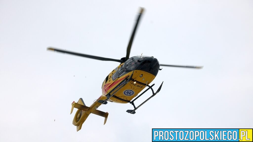 W niedzielę, 5 lipca, o godzinie 19:03 służby ratunkowe otrzymały od operatora numeru alarmowego 112 zgłoszenie o wypadku z udziałem quada w miejscowości Dobrzyń w powiecie brzeskim. Ze wstępnych informacji wynika, że kierujący quadem z nieustalonych dotąd przyczyn stracił panowanie nad pojazdem i uderzył w przydrożne drzewo. Siła zderzenia była na tyle duża, że na miejsce natychmiast skierowano liczne służby ratunkowe. Do działań zadysponowano trzy zastępy straży pożarnej z Jednostki Ratowniczo-Gaśniczej w Brzegu, druhów z OSP Lubrza oraz OSP Bobrzyń. Na miejscu pracowali również policjanci, zespół ratownictwa medycznego oraz załoga Lotniczego Pogotowia Ratunkowego. Poszkodowany mężczyzna po udzieleniu pomocy na miejscu został przetransportowany śmigłowcem LPR do szpitala w Opolu. Jego obrażenia wymagały specjalistycznej opieki medycznej. Strażacy zabezpieczyli miejsce zdarzenia oraz uszkodzony pojazd, natomiast policjanci wykonali oględziny i zabezpieczyli ślady. Funkcjonariusze prowadzą czynności mające na celu ustalenie dokładnych okoliczności oraz przyczyn wypadku. Policja apeluje do użytkowników quadów o zachowanie szczególnej ostrożności. Pojazdy tego typu, mimo że zapewniają wiele emocji podczas jazdy, wymagają odpowiednich umiejętności, rozwagi oraz stosowania środków ochrony osobistej, w tym kasków. Chwila nieuwagi może zakończyć się bardzo poważnymi obrażeniami.