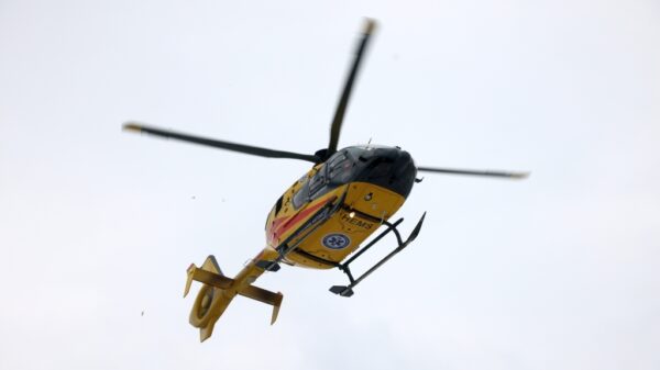 W niedzielę, 5 lipca, o godzinie 19:03 służby ratunkowe otrzymały od operatora numeru alarmowego 112 zgłoszenie o wypadku z udziałem quada w miejscowości Dobrzyń w powiecie brzeskim. Ze wstępnych informacji wynika, że kierujący quadem z nieustalonych dotąd przyczyn stracił panowanie nad pojazdem i uderzył w przydrożne drzewo. Siła zderzenia była na tyle duża, że na miejsce natychmiast skierowano liczne służby ratunkowe. Do działań zadysponowano trzy zastępy straży pożarnej z Jednostki Ratowniczo-Gaśniczej w Brzegu, druhów z OSP Lubrza oraz OSP Bobrzyń. Na miejscu pracowali również policjanci, zespół ratownictwa medycznego oraz załoga Lotniczego Pogotowia Ratunkowego. Poszkodowany mężczyzna po udzieleniu pomocy na miejscu został przetransportowany śmigłowcem LPR do szpitala w Opolu. Jego obrażenia wymagały specjalistycznej opieki medycznej. Strażacy zabezpieczyli miejsce zdarzenia oraz uszkodzony pojazd, natomiast policjanci wykonali oględziny i zabezpieczyli ślady. Funkcjonariusze prowadzą czynności mające na celu ustalenie dokładnych okoliczności oraz przyczyn wypadku. Policja apeluje do użytkowników quadów o zachowanie szczególnej ostrożności. Pojazdy tego typu, mimo że zapewniają wiele emocji podczas jazdy, wymagają odpowiednich umiejętności, rozwagi oraz stosowania środków ochrony osobistej, w tym kasków. Chwila nieuwagi może zakończyć się bardzo poważnymi obrażeniami.