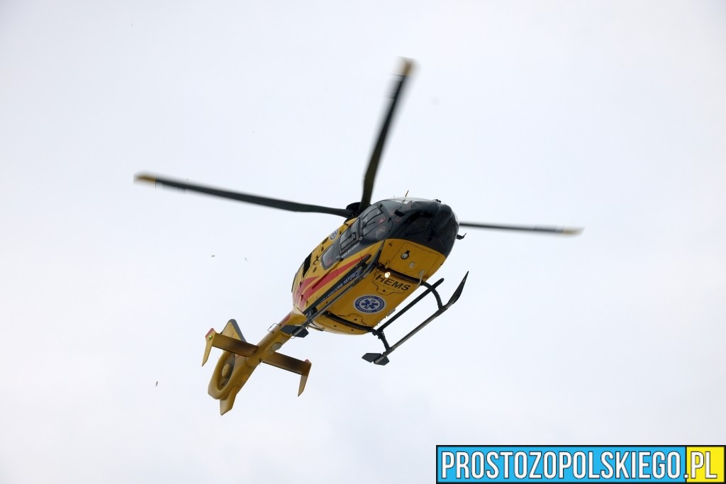 W niedzielę, 5 lipca, o godzinie 19:03 służby ratunkowe otrzymały od operatora numeru alarmowego 112 zgłoszenie o wypadku z udziałem quada w miejscowości Dobrzyń w powiecie brzeskim.
Ze wstępnych informacji wynika, że kierujący quadem z nieustalonych dotąd przyczyn stracił panowanie nad pojazdem i uderzył w przydrożne drzewo. Siła zderzenia była na tyle duża, że na miejsce natychmiast skierowano liczne służby ratunkowe. Do działań zadysponowano trzy zastępy straży pożarnej z Jednostki Ratowniczo-Gaśniczej w Brzegu, druhów z OSP Lubrza oraz OSP Bobrzyń. Na miejscu pracowali również policjanci, zespół ratownictwa medycznego oraz załoga Lotniczego Pogotowia Ratunkowego.
Poszkodowany mężczyzna po udzieleniu pomocy na miejscu został przetransportowany śmigłowcem LPR do szpitala w Opolu. Jego obrażenia wymagały specjalistycznej opieki medycznej.
Strażacy zabezpieczyli miejsce zdarzenia oraz uszkodzony pojazd, natomiast policjanci wykonali oględziny i zabezpieczyli ślady. Funkcjonariusze prowadzą czynności mające na celu ustalenie dokładnych okoliczności oraz przyczyn wypadku.
Policja apeluje do użytkowników quadów o zachowanie szczególnej ostrożności. Pojazdy tego typu, mimo że zapewniają wiele emocji podczas jazdy, wymagają odpowiednich umiejętności, rozwagi oraz stosowania środków ochrony osobistej, w tym kasków. Chwila nieuwagi może zakończyć się bardzo poważnymi obrażeniami.