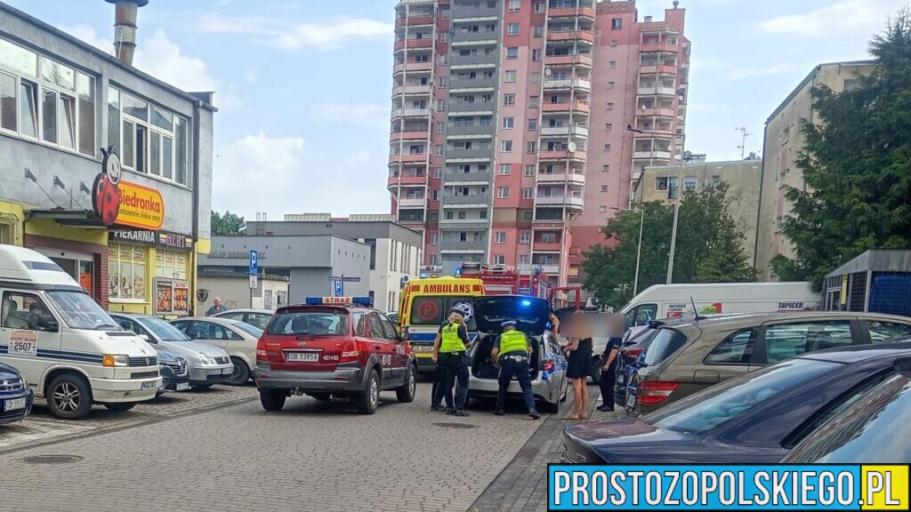 Seniorka potrącona na osiedlowej ulicy w Brzegu. 83-latka została uwięziona pod samochodem