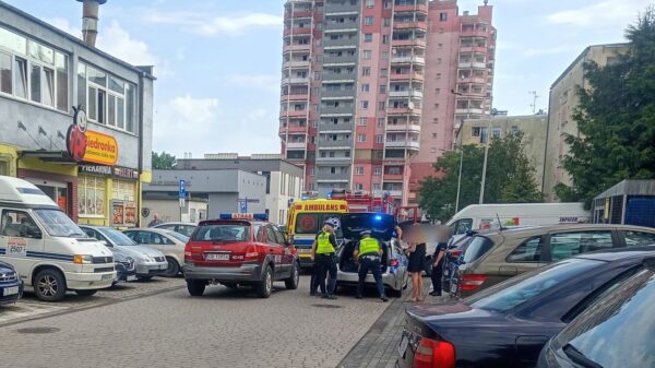 Seniorka potrącona na osiedlowej ulicy w Brzegu. 83-latka została uwięziona pod samochodem