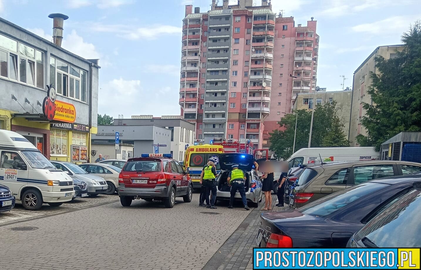 Seniorka potrącona na osiedlowej ulicy w Brzegu. 83-latka została uwięziona pod samochodem