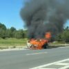 Policjanci uratowali 62-latka i 87-latkę z płonącego Citroena. Chwilę później auto spłonęło