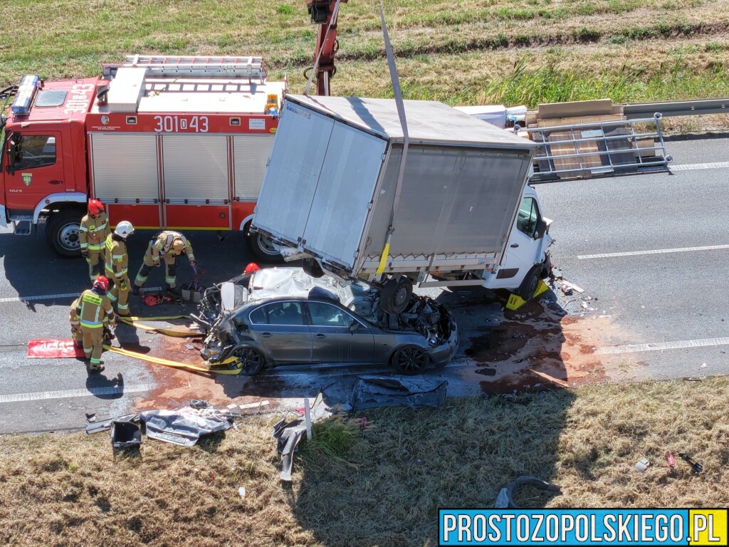 Oszukać przeznaczenie. BMW zmiażdżone przez busa. Kierowca może mówić o ogromnym szczęściu
