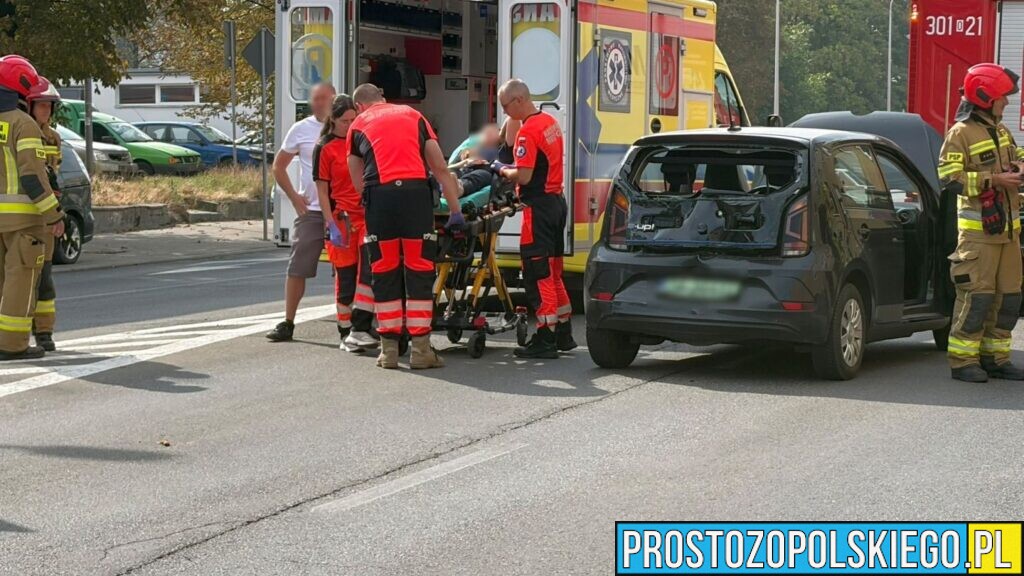 Zderzenie dwóch osobówek na Fabrycznej w Opolu. Kierująca trafiła do szpitala