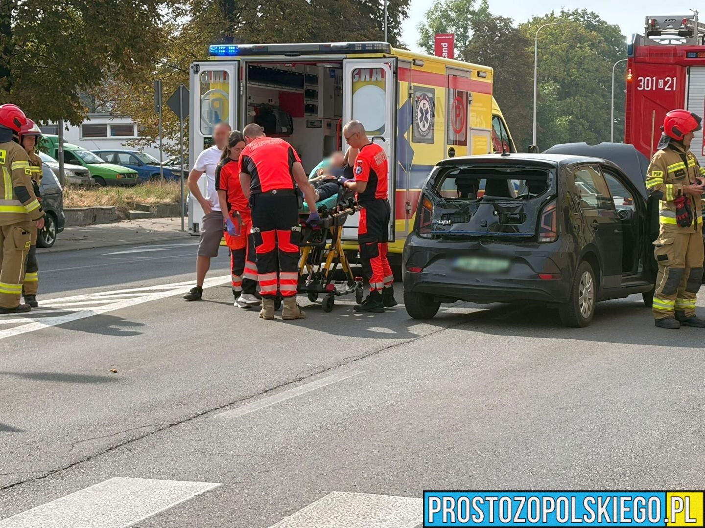 Zderzenie dwóch osobówek na Fabrycznej w Opolu. Kierująca trafiła do szpitala