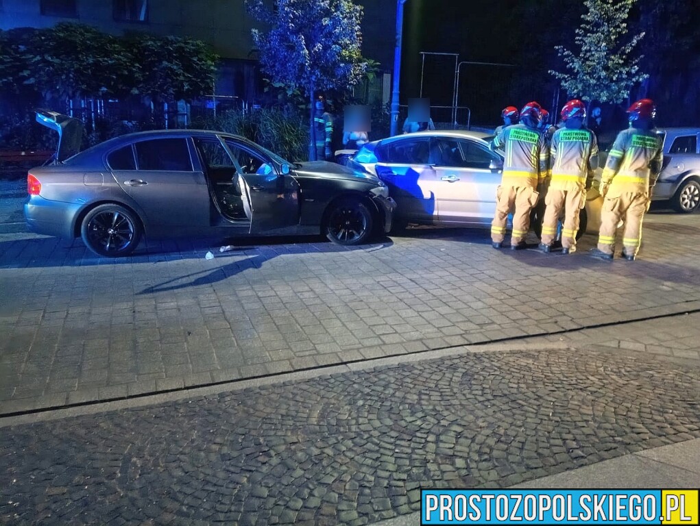 BMW staranowało dwa zaparkowane auta i odjechało. Policja prowadzi poszukiwania