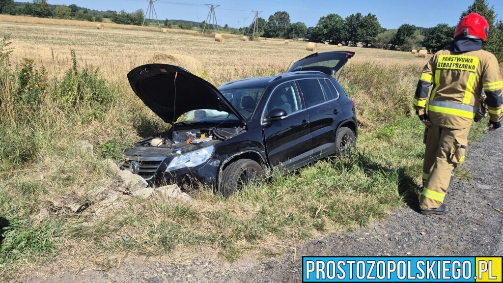 Zderzenie dwóch samochodów w Ligocie Tułowickiej. Jedno auto wylądowało w rowie