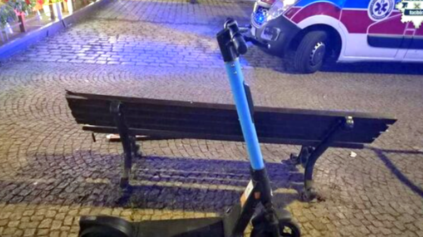 Miał 1,5 promila i wiózł 17-latkę na hulajnodze. Uderzył w ławkę i uciekł