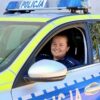 Policjantka pojechała przekazać wiadomość o mężu. Została z seniorką i pomogła jej w codziennych obowiązkach