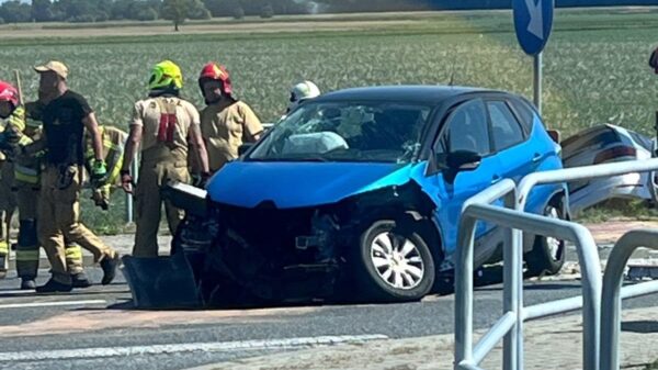 Zderzenie dwóch samochodów na DW414. Jedno auto wylądowało w rowie
