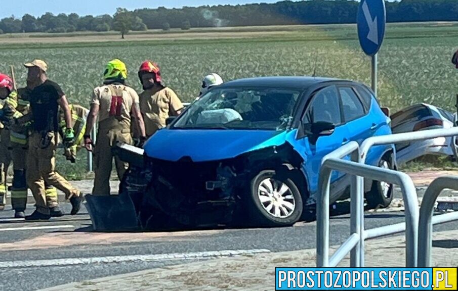 Zderzenie dwóch samochodów na DW414. Jedno auto wylądowało w rowie