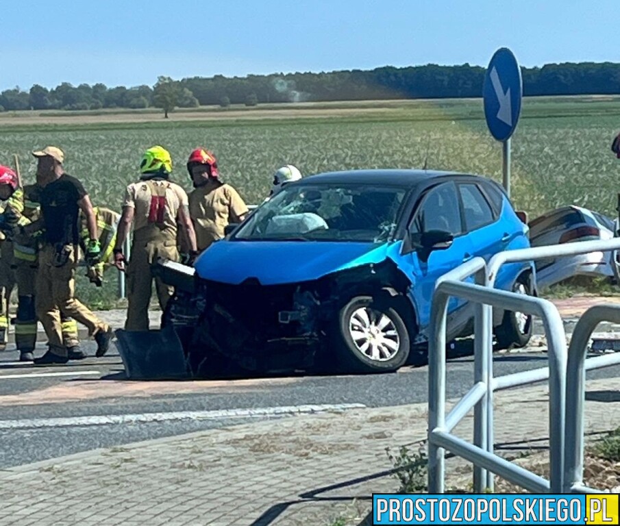 Zderzenie dwóch samochodów na DW414. Jedno auto wylądowało w rowie