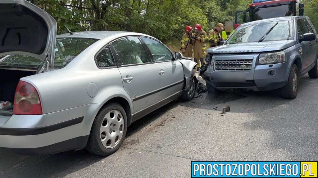 Czołowe zderzenie dwóch samochodów na ul. Luboszyckiej w Opolu. Droga zablokowana