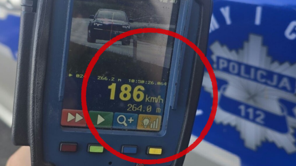 186 km/h przy ograniczeniu do 90 km/h. Kierowca Audi tłumaczył, że chciał pokazać znajomej samochód