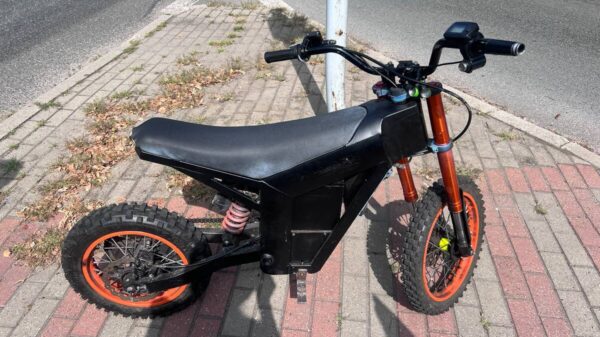 Bez kasku, tablic i OC. 24-latek jechał motorowerem mimo dwóch zakazów
