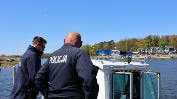 Policjanci z Turawy kontrolowali drogę i jezioro. Dwóch mężczyzn odpowie za alkohol