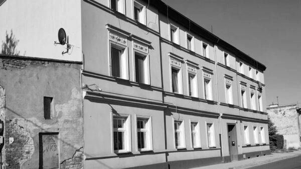 Tragiczne odkrycie w Brzegu. W mieszkaniu znaleziono ciała dwóch mężczyzn