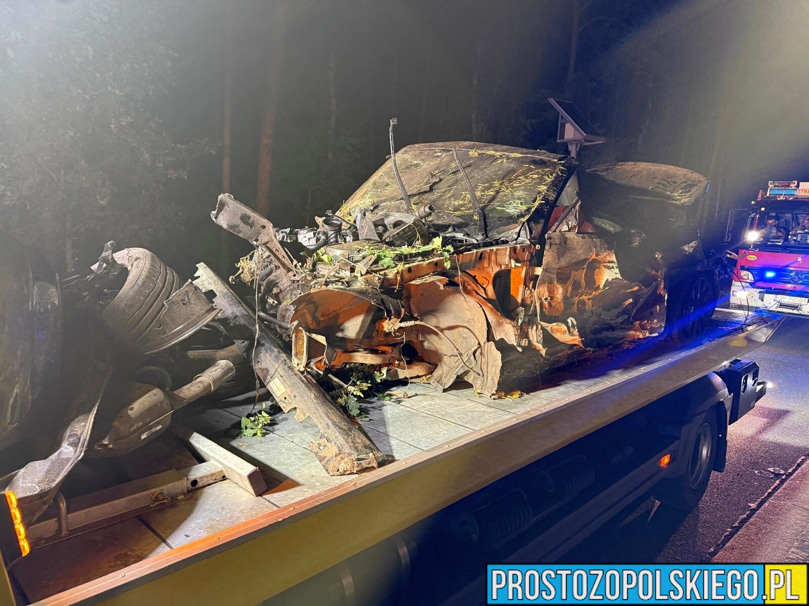Nocny wypadek między Ozimkiem a Dobrodzieniem. BMW uderzyło w drzewo i dachowało