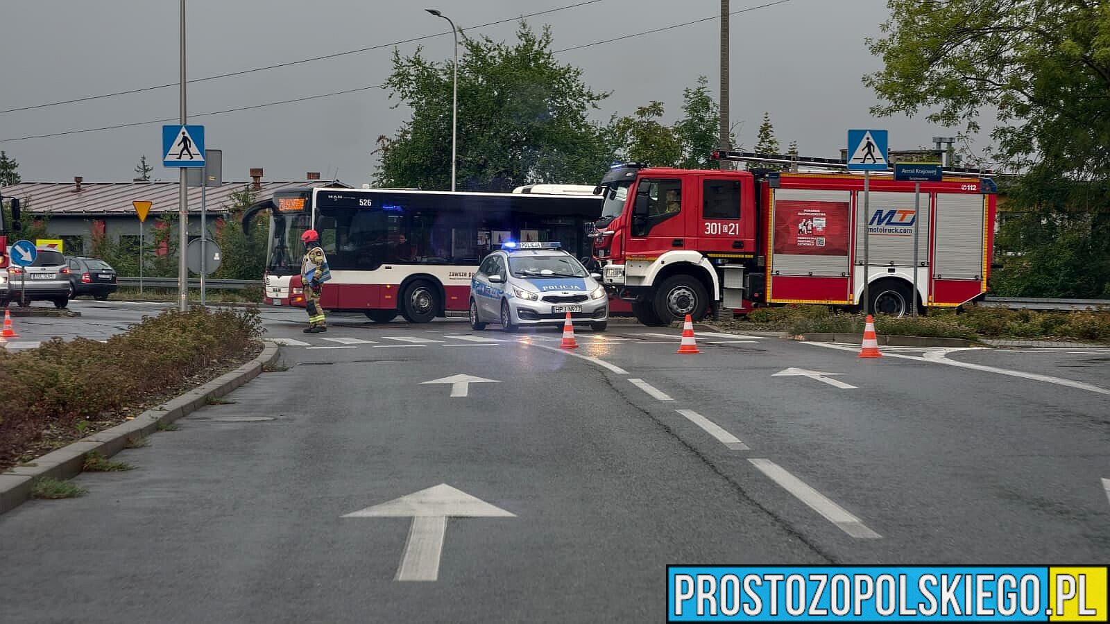 Armii Krajowej znów niebezpieczna. Zderzyły się dwa samochody, jedna osoba poszkodowana(WIDEO)