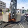 Żuraw utknął na przejeździe kolejowym w Gogolinie. Uszkodził tor. Kierowcy muszą liczyć się z utrudnieniami
