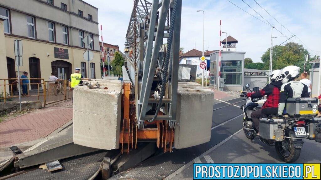 Żuraw utknął na przejeździe kolejowym w Gogolinie. Uszkodził tor. Kierowcy muszą liczyć się z utrudnieniami