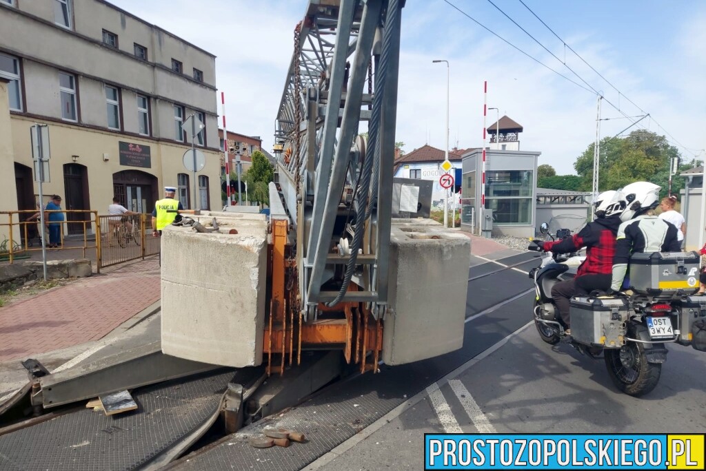 Żuraw utknął na przejeździe kolejowym w Gogolinie. Uszkodził tor. Kierowcy muszą liczyć się z utrudnieniami