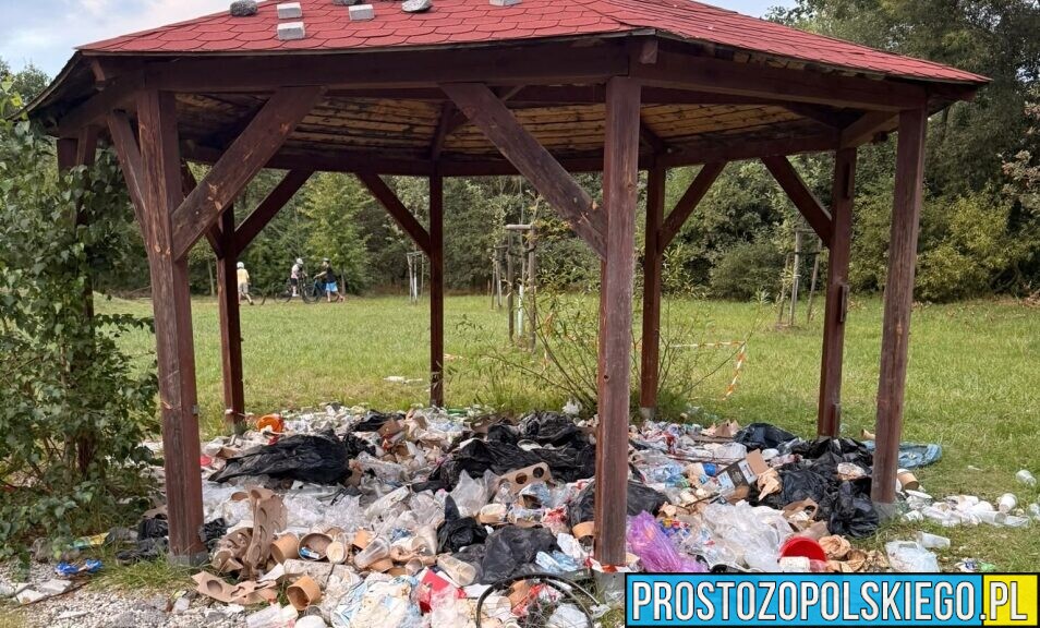 Miesiąc po festynie w Czarnowąsach wciąż zalegają śmieci. Mieszkańcy pytają: kto posprząta boisko?