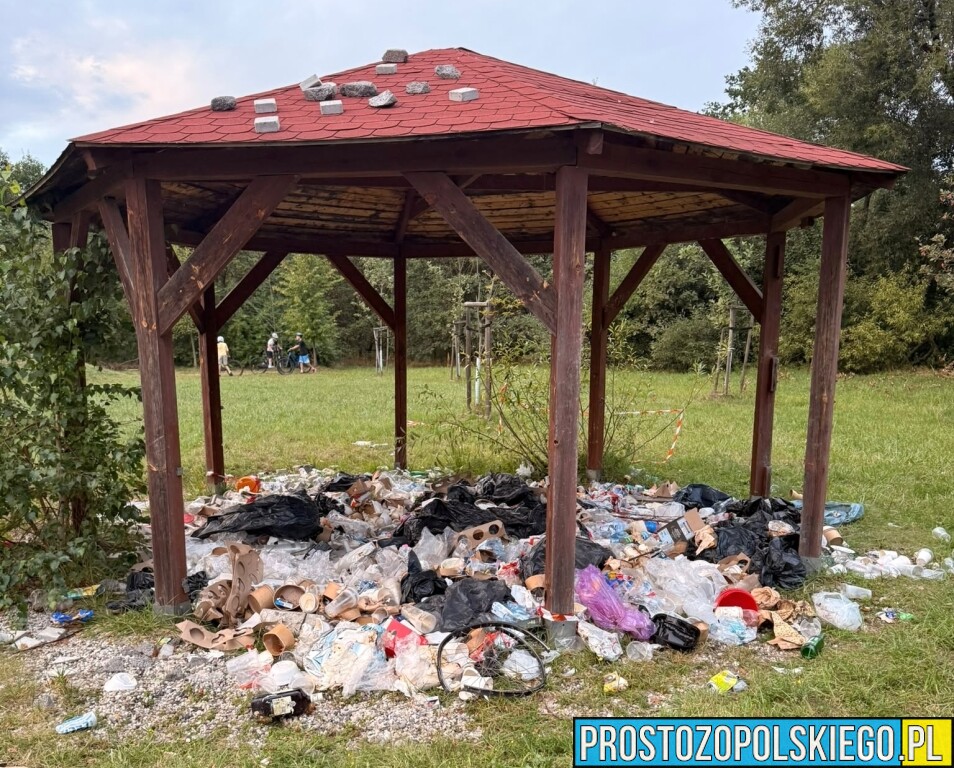 Miesiąc po festynie w Czarnowąsach wciąż zalegają śmieci. Mieszkańcy pytają: kto posprząta boisko?