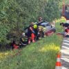 Wypadek na DK94 w Izbicku. Samochód zjechał z drogi, dwie osoby pod opieką ratowników
