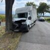 Wypadek w Kotorzu Małym. Samochód dostawczy uderzył w drzewo.