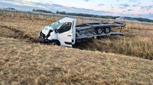 Wypadek na A4 pod Sarnami Wielkimi. Autolaweta wypadła z jezdni