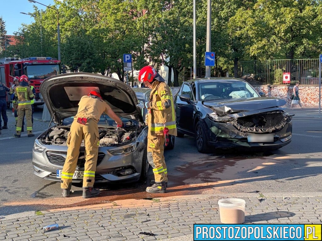 Zderzenie dwóch samochodów na skrzyżowaniu Kośnego i Katowickiej w Opolu