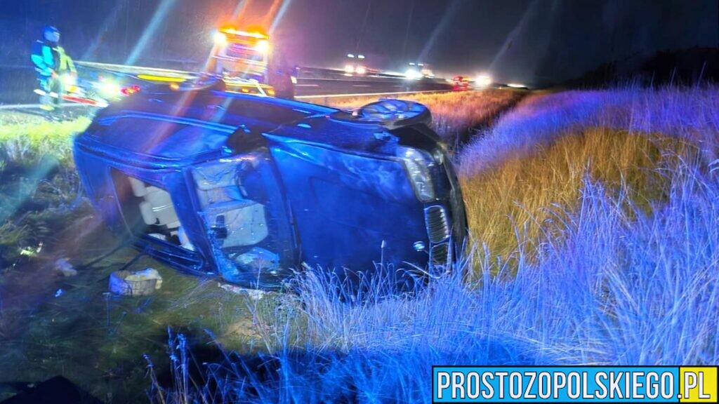 Dachowanie BMW na A4. 21-latek najprawdopodobniej zasnął za kierownicą