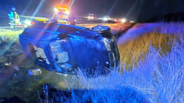Dachowanie BMW na A4. 21-latek najprawdopodobniej zasnął za kierownicą