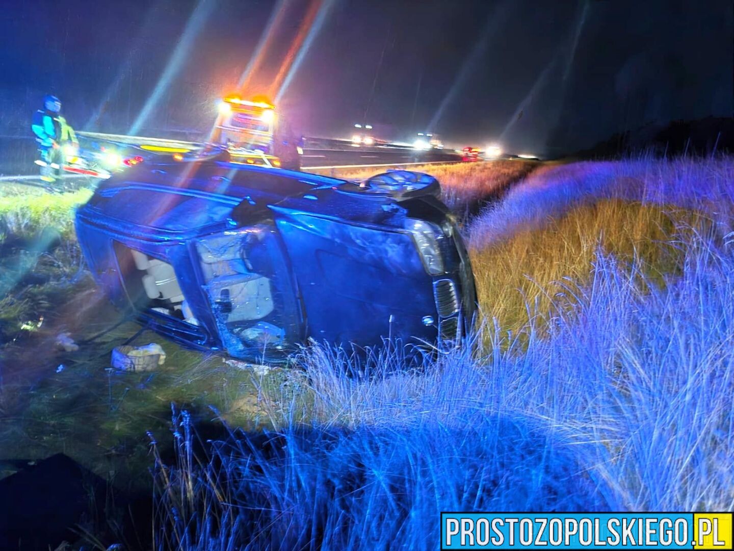 Dachowanie BMW na A4. 21-latek najprawdopodobniej zasnął za kierownicą