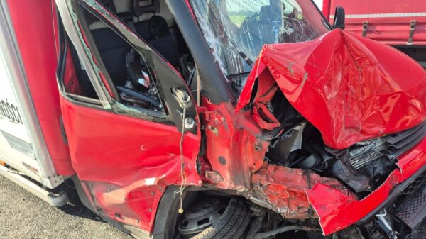Mocno rozbite Iveco na A4. Kierowca może mówić o ogromnym szczęściu