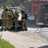 Pożar Volkswagena Golfa na ul. Oleskiej w Opolu. Kierowcy zatrzymali się i ruszyli z pomocą