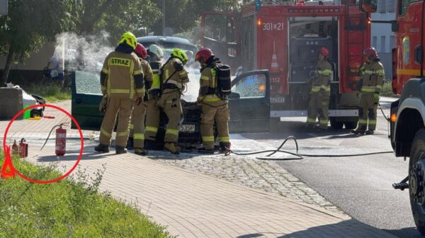 Pożar Volkswagena Golfa na ul. Oleskiej w Opolu. Kierowcy zatrzymali się i ruszyli z pomocą