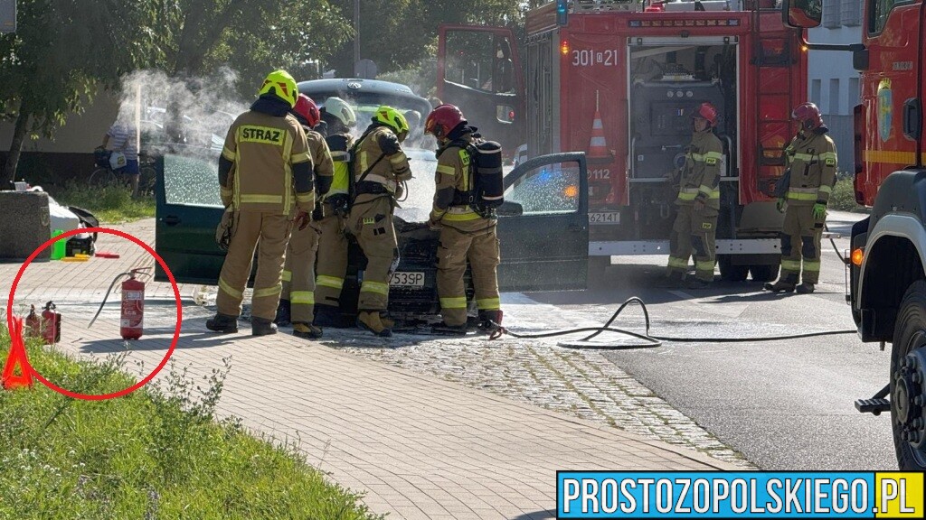 Pożar Volkswagena Golfa na ul. Oleskiej w Opolu. Kierowcy zatrzymali się i ruszyli z pomocą